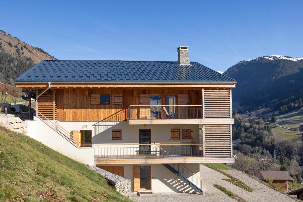 uma casa no lado de uma colina em Chalet Les Galetas du Mont Blanc em Hauteluce