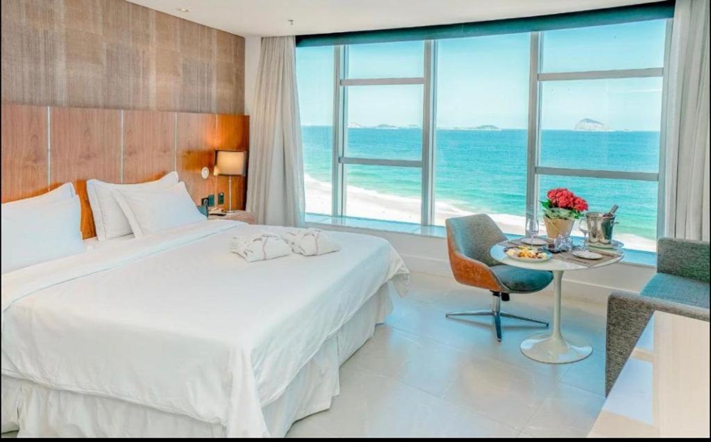 1 dormitorio con 1 cama y 1 mesa con silla en Hotel Nacional en Río de Janeiro