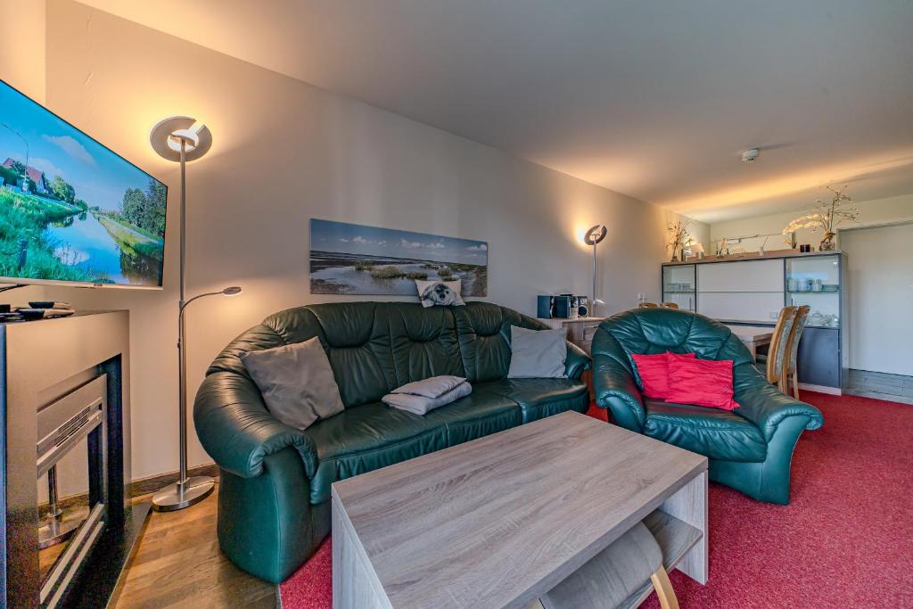 ein Wohnzimmer mit einem Sofa und einem Couchtisch in der Unterkunft Resort Deichgraf Resort Deichgraf 31-01 in Wremen