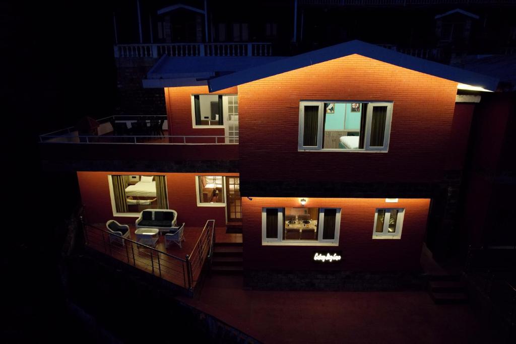 une maison éclairée la nuit avec une terrasse couverte dans l'établissement Galaxy Stay Casa, à Bhowāli
