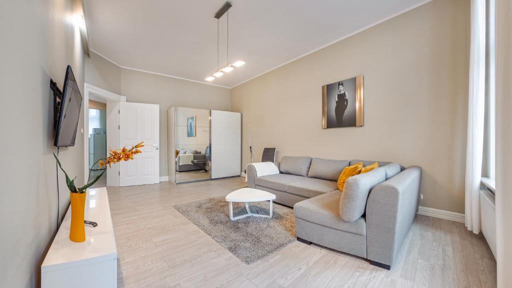 uma sala de estar com um sofá e uma mesa em Apartamenty Sun & Snow Grunwaldzka em Sopot
