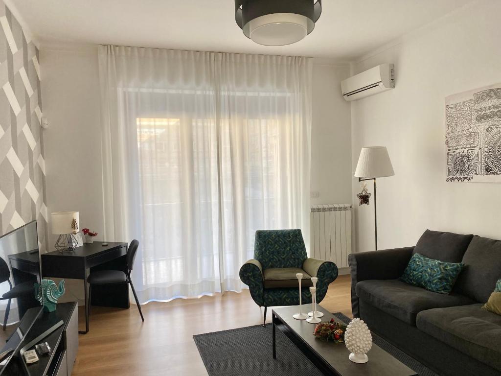 salon z kanapą i stołem w obiekcie Home 22 Appartamento in centro storico - Catania w Katanii
