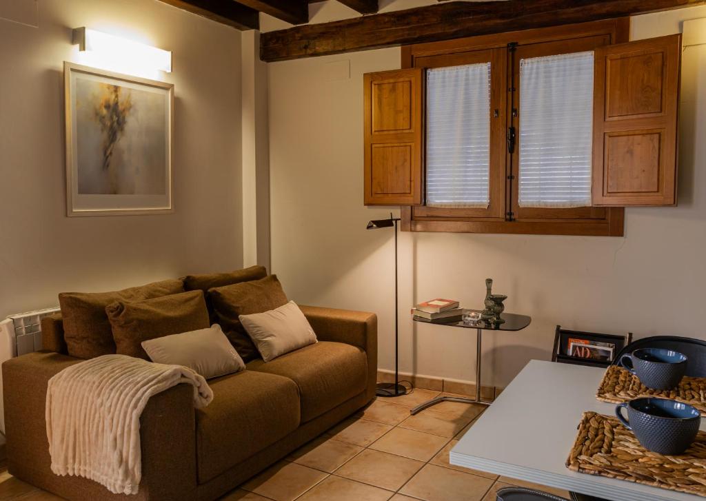 a living room with a couch and a table at El Romero in Hervás