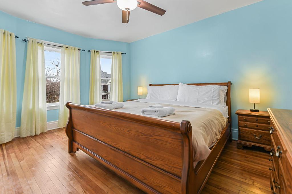 Schlafzimmer mit einem großen Bett und einem Deckenventilator in der Unterkunft Enchanting Echoes: Oasis Near the Falls in Niagara Falls