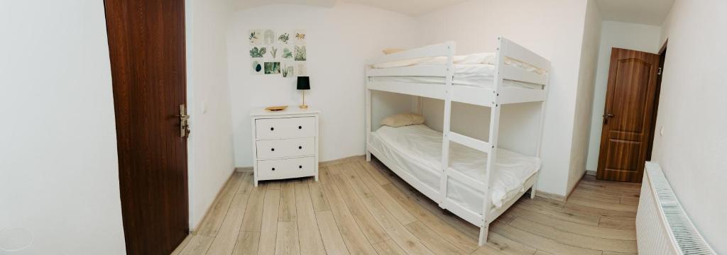sypialnia z łóżkiem piętrowym i drewnianą podłogą w obiekcie City Centre House w Sybinie