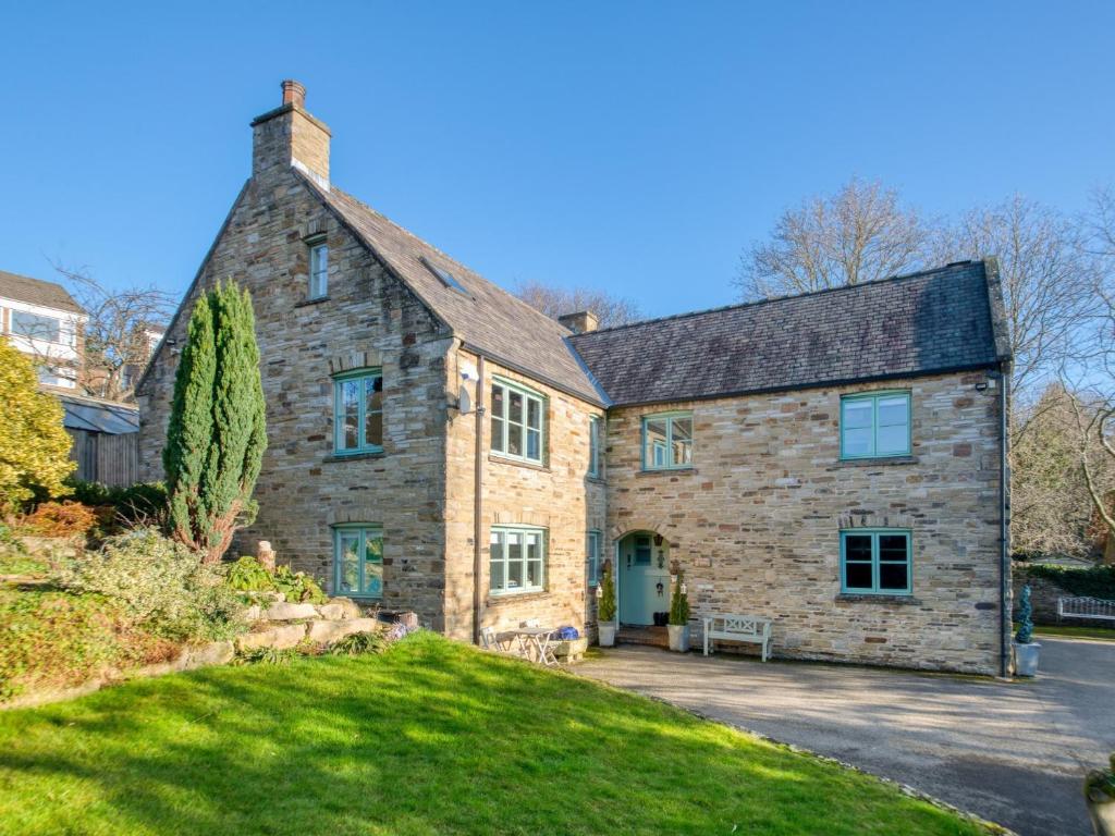an exterior view of a stone house with a driveway at 4 bed property in Richmond 77835 in Richmond
