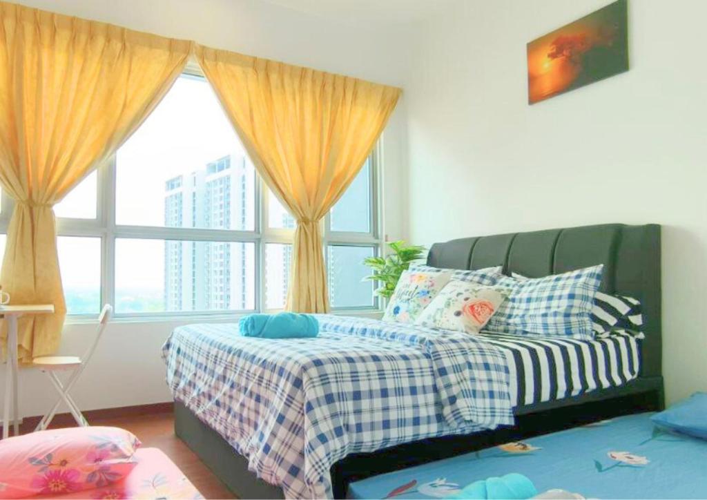 ein Schlafzimmer mit einem Bett und einem großen Fenster in der Unterkunft Cozy Ensuite, 1-4 Pax - GA6 in Shah Alam