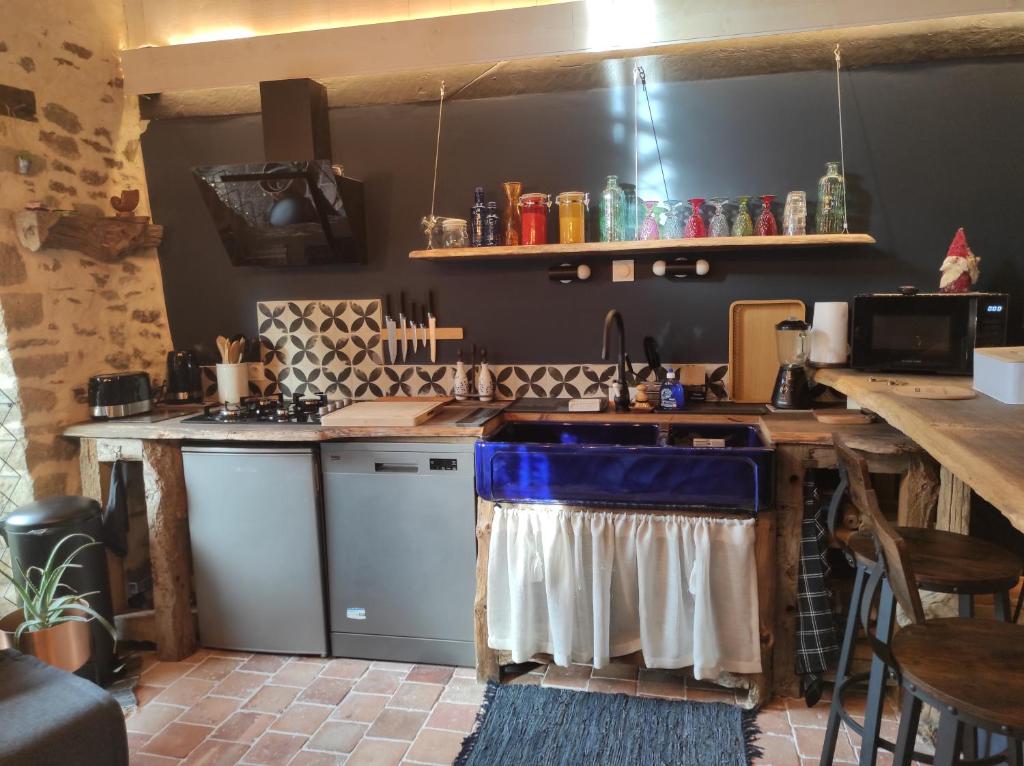 Η κουζίνα ή μικρή κουζίνα στο La Ville Es Riez Gite au pressoir