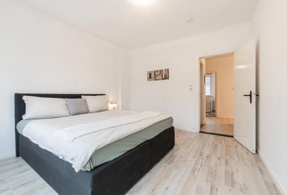 a large white bedroom with a large bed in it at Moderne 2-Zimmer Wohnung Bremen in Bremen