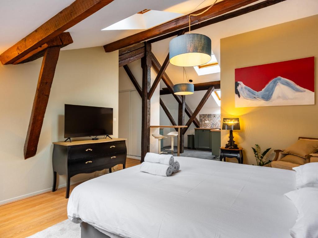 מיטה או מיטות בחדר ב-La suite Palais Ducal