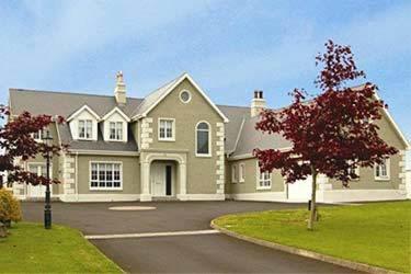 uma casa grande com uma entrada em frente em Dergfield House em Ballybofey