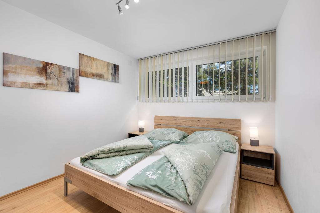 A bed or beds in a room at Gerlitzenzeit