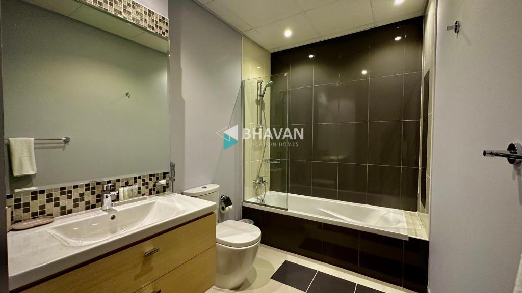 Koupelna v ubytování Calm Chaos 4 BR Villa with maid Room in Damac Hills 2 By Bhavan Vacation Homes