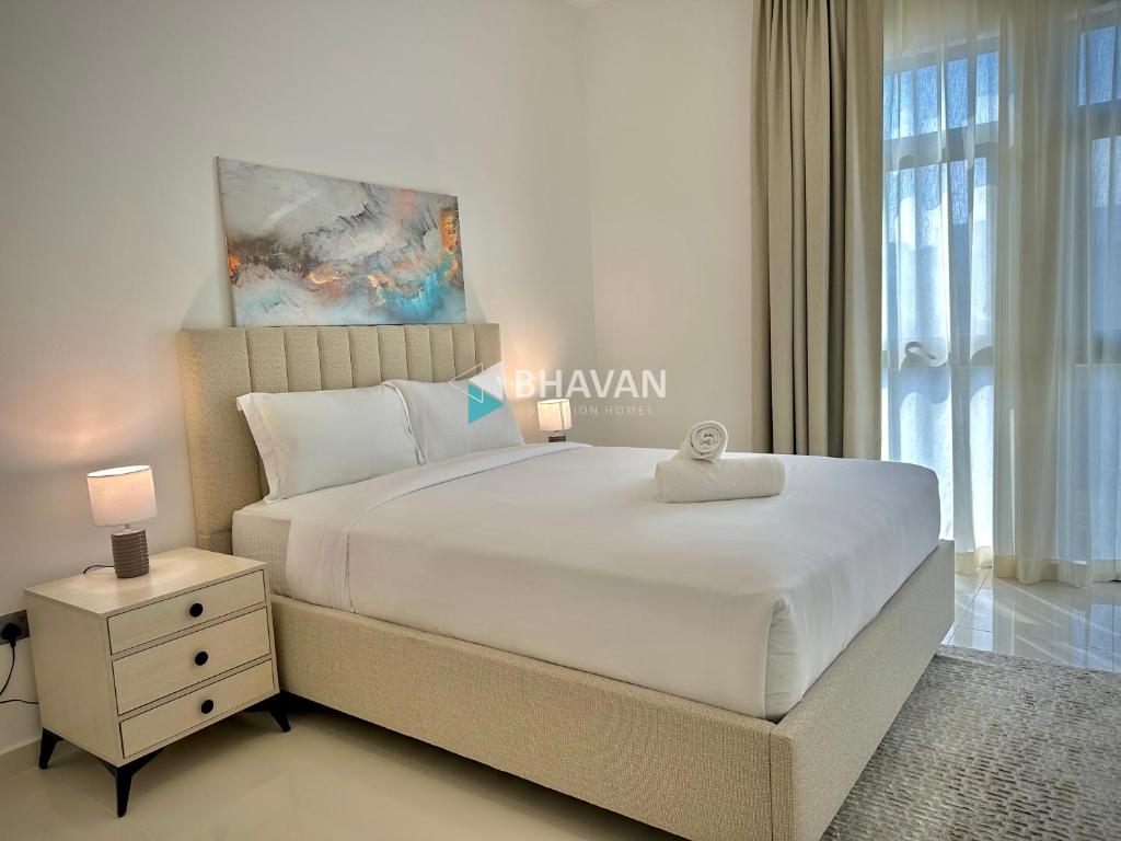 Postel nebo postele na pokoji v ubytování Calm Chaos 4 BR Villa with maid Room in Damac Hills 2 By Bhavan Vacation Homes