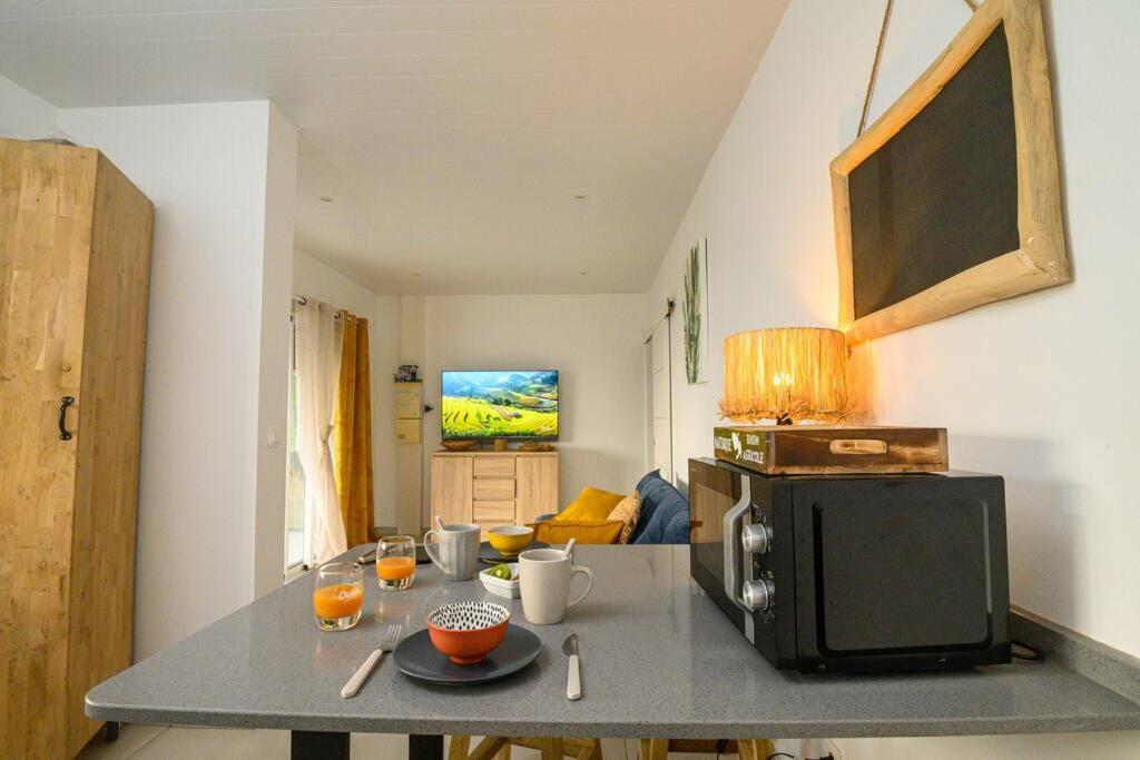 TV a/nebo společenská místnost v ubytování Magnifique T2 au Trois ilets avec vue Panoramique