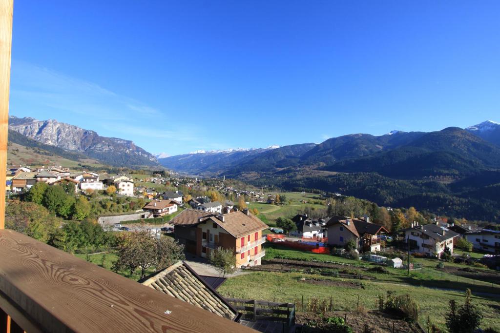 vistas a una pequeña ciudad en las montañas en Varesco Appartamenti en Carano