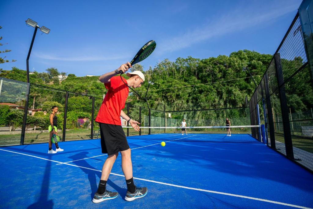 Tenis a/nebo squash v ubytování Villaggio Torre Ruffa nebo okolí