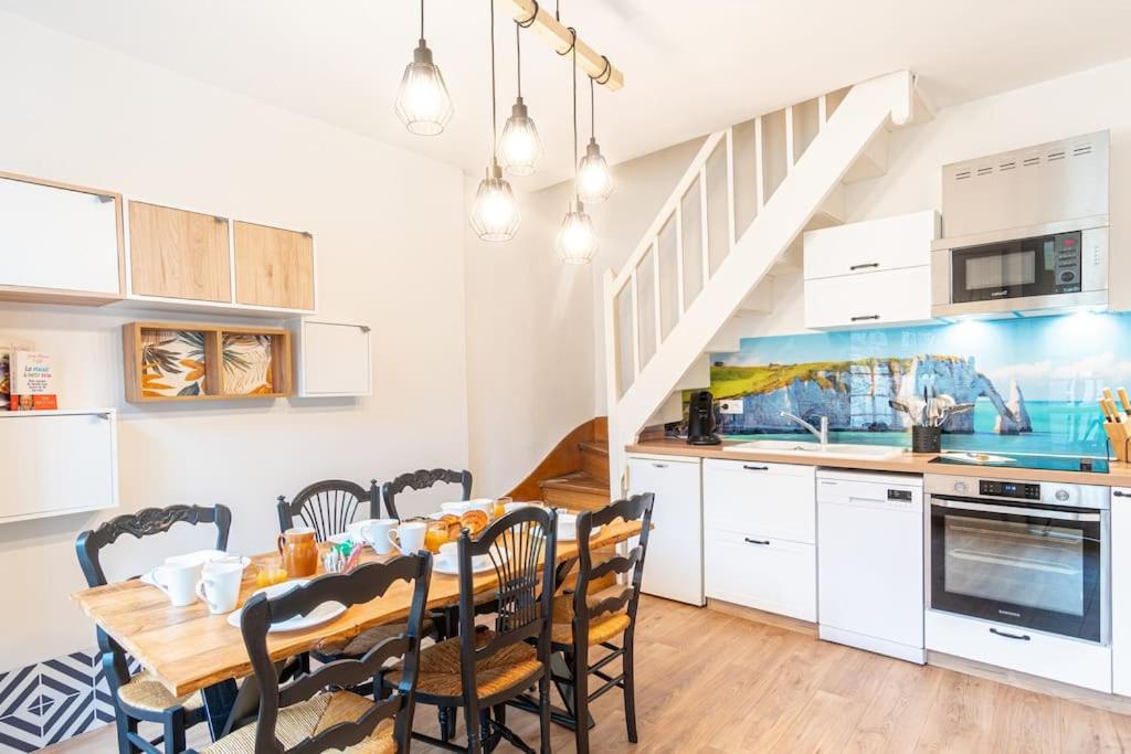 a kitchen and dining room with a table and chairs at Le Puits d'Etretat-Belle maison in Étretat