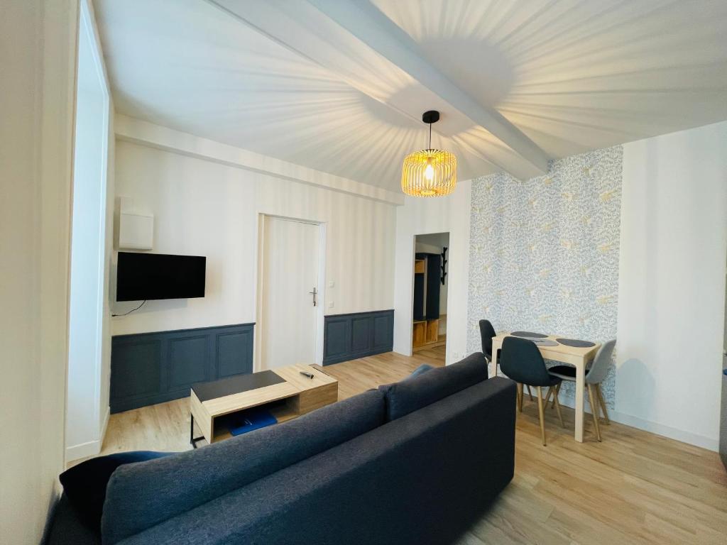 Televízia a/alebo spoločenská miestnosť v ubytovaní Appartement avec cour privée
