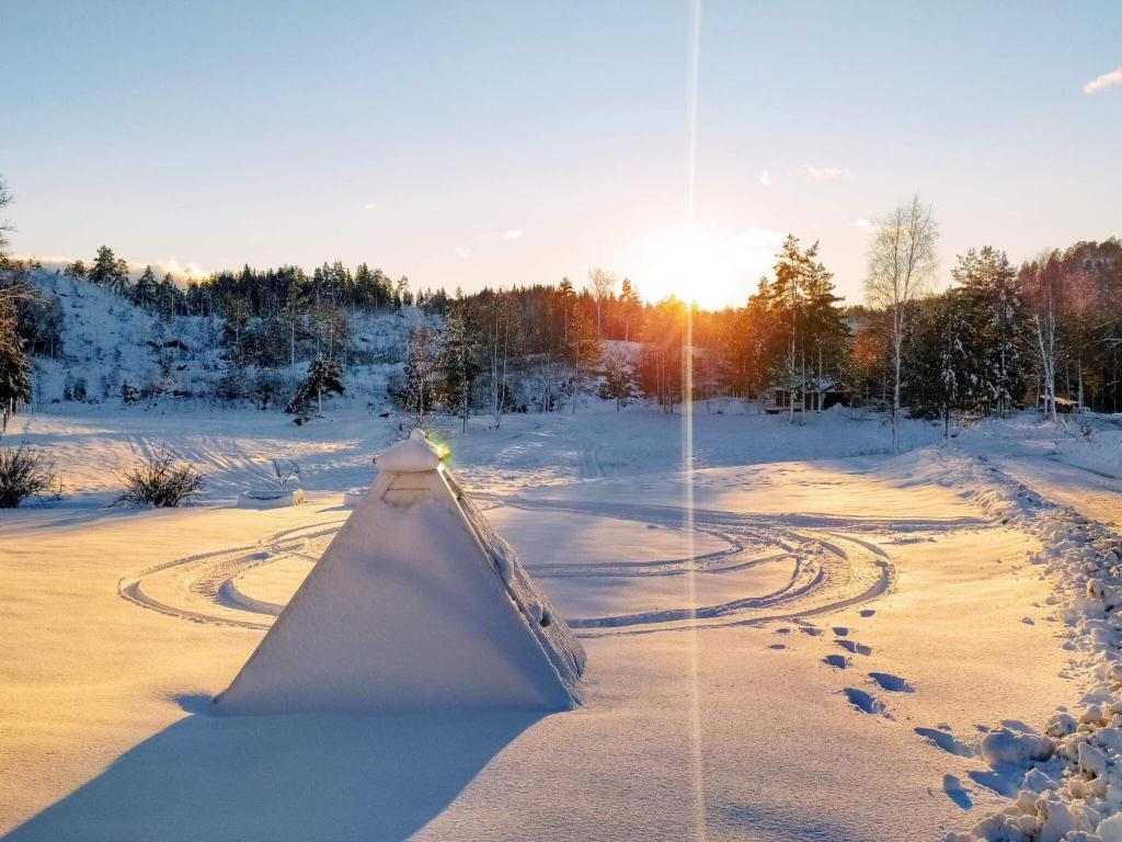 een skateboardhelling in een met sneeuw bedekt veld bij Holiday home Grimstad in Grimstad