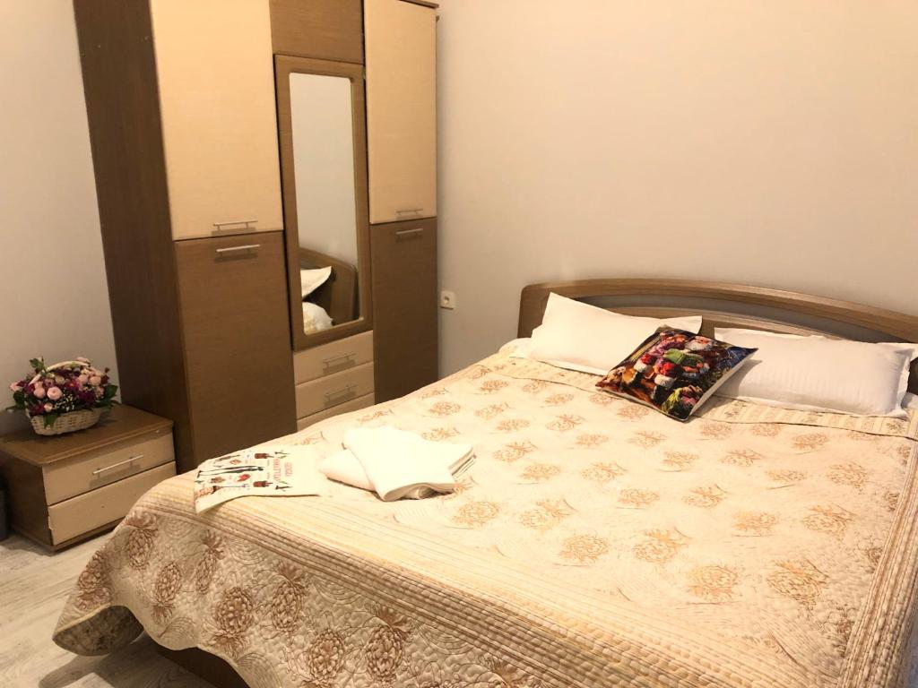 Postel nebo postele na pokoji v ubytování Guest House PIROSMANI