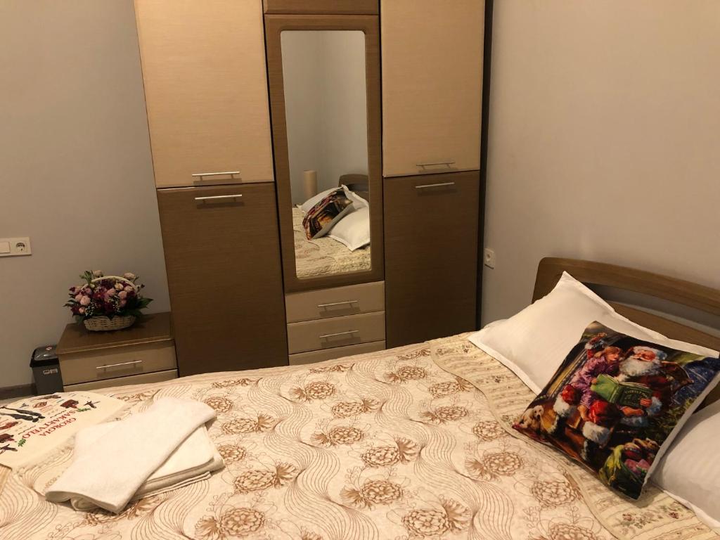 Postel nebo postele na pokoji v ubytování Guest House PIROSMANI