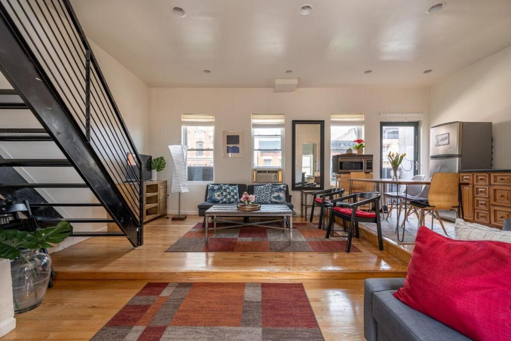 sala de estar con sofá y mesa en East Village Townhouse, en Nueva York