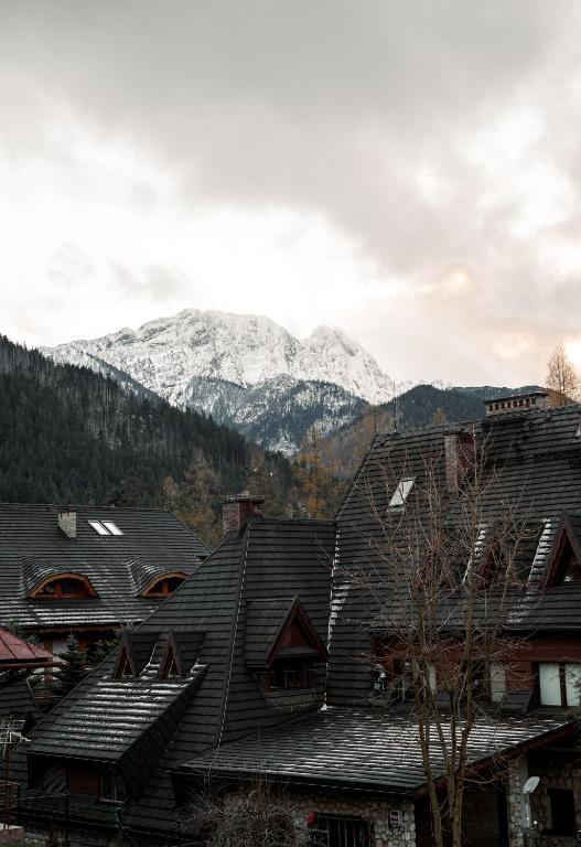Nespecifikovaný výhled na hory nebo výhled na hory při pohledu z hostelu