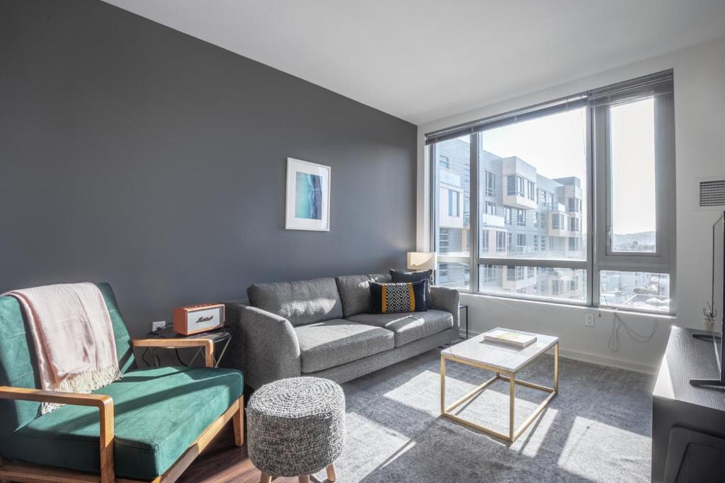 En sittgrupp på SoMa 1BR w Gym Roofdeck WD nr BART Muni SFO-248