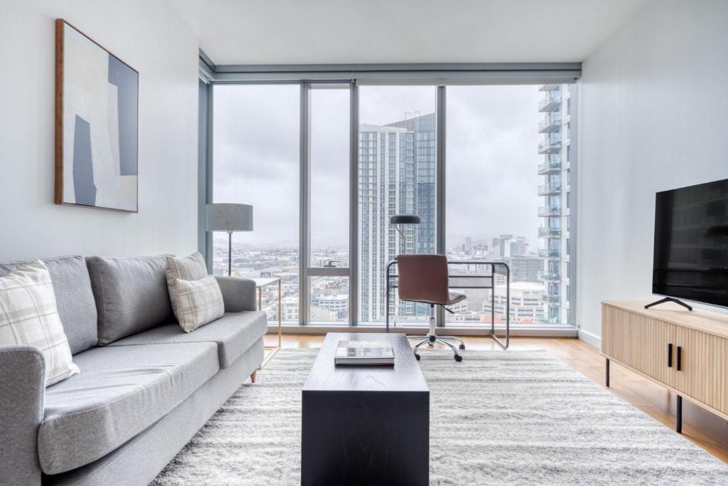 Μια τηλεόραση ή/και κέντρο ψυχαγωγίας στο Rincon Hill 1BR w WD Gym Pool nr Tech HQs SFO-778