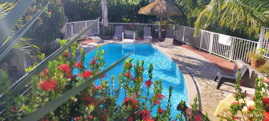 TI SOLEY Bungalow tropical avec piscine, terrasse, clim à Bouillante