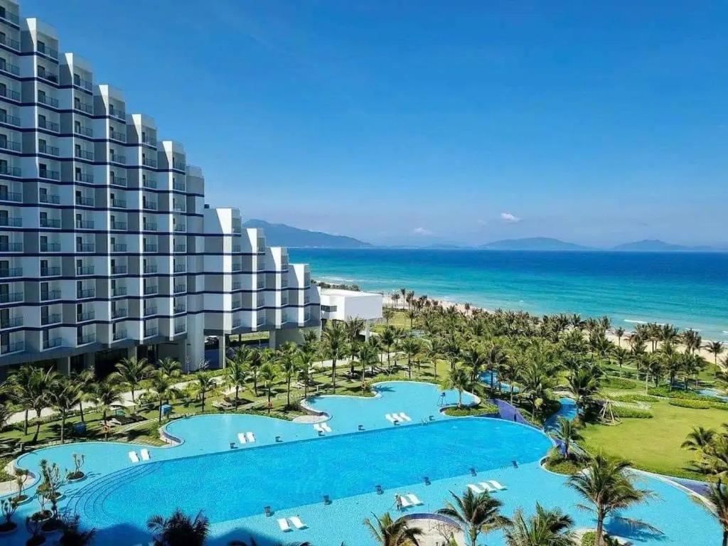 uma vista aérea do resort e da praia em Seaview Cam Ranh Beach Resort Nha Trang Near The Airport Best Location em Cam Ranh