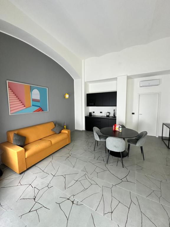 sala de estar con sofá y mesa en Casa Genovesi - vicino Porta Nuova F.S., en Turín
