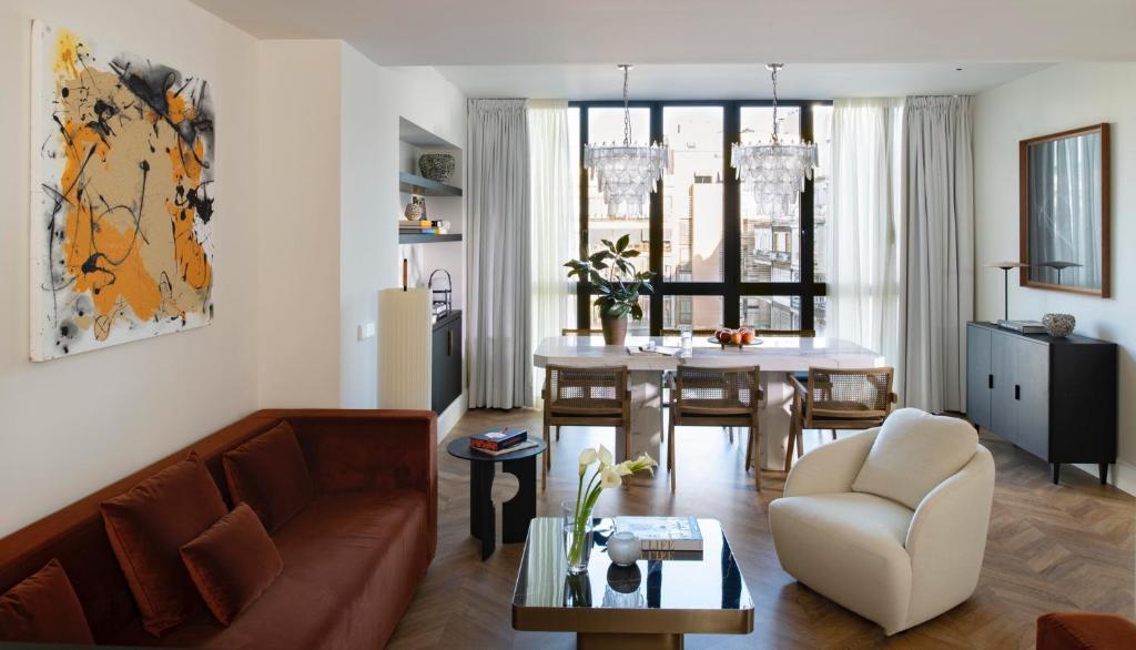 ein Wohnzimmer mit einem Sofa und einem Tisch in der Unterkunft The Onsider - Luxury Apartment 3 Bedrooms - Paseo de Gracia in Barcelona