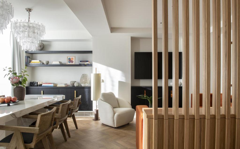 ein Esszimmer mit einem Tisch und Stühlen in der Unterkunft The Onsider - Penthouse 3 Bedroom Apartment - Paseo de Gracia in Barcelona