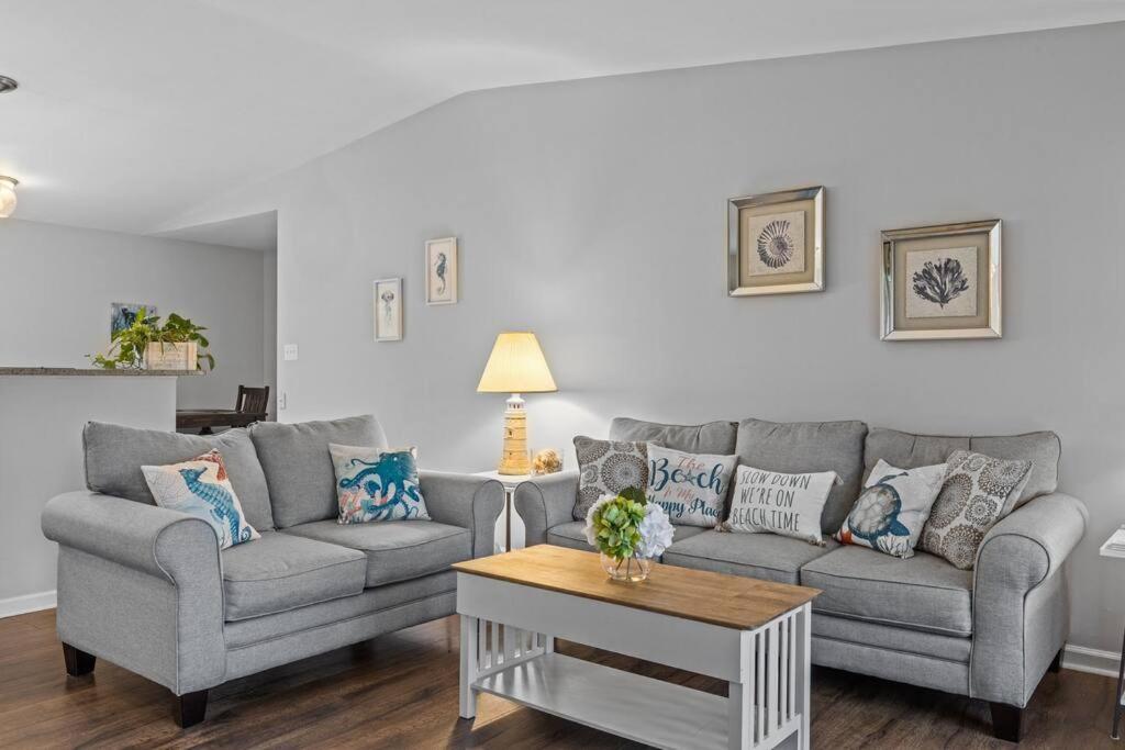 ein Wohnzimmer mit Sofa und Tisch in der Unterkunft Fisher's Cove in Cape Carteret