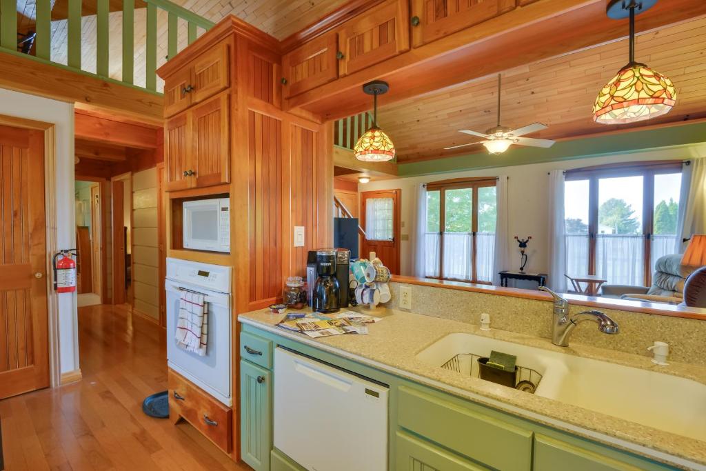 Kuchyň nebo kuchyňský kout v ubytování Warm and Cozy Clayton Cabin Near St Lawrence River!