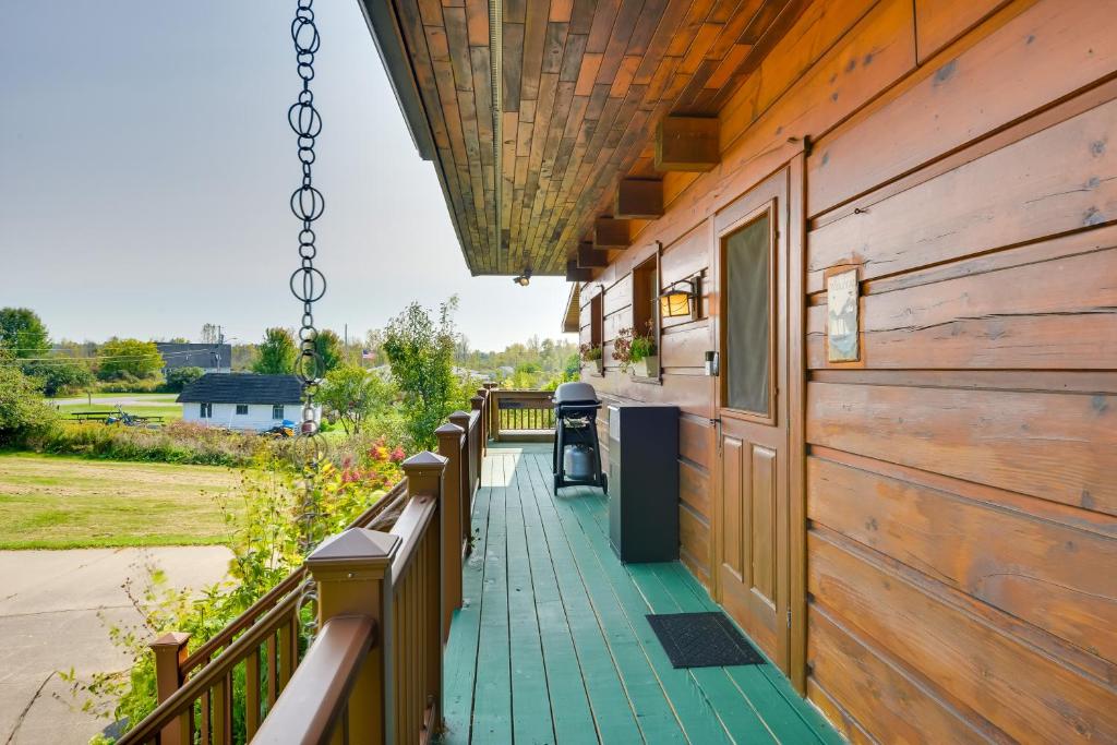 Balkón nebo terasa v ubytování Warm and Cozy Clayton Cabin Near St Lawrence River!