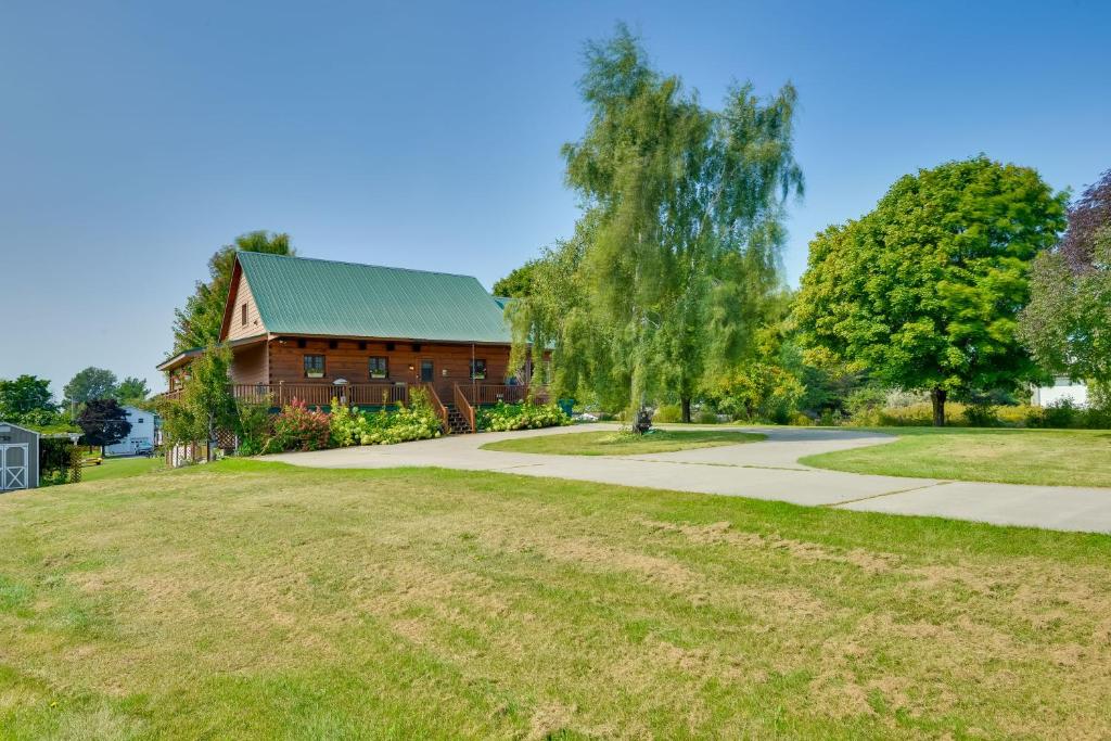 Zahrada ubytování Warm and Cozy Clayton Cabin Near St Lawrence River!