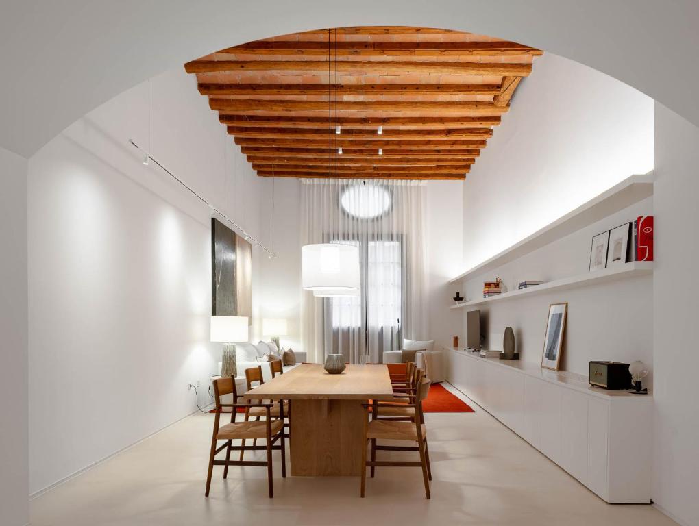 comedor con mesa y sillas en The Onsider - Luxury Apartment with 3 bedrooms and 2 private patios, en Barcelona