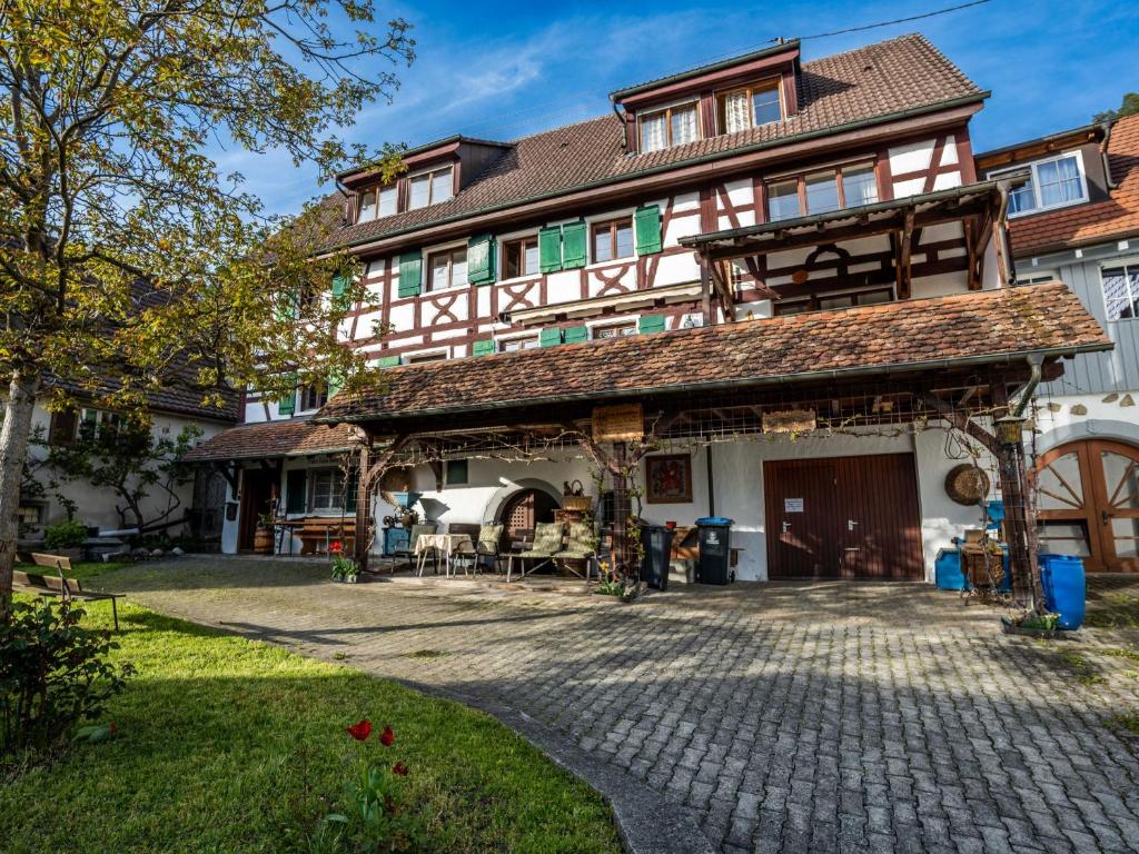 ein Gebäude mit einem Pavillon davor in der Unterkunft Zum Torkelhaus in Sipplingen