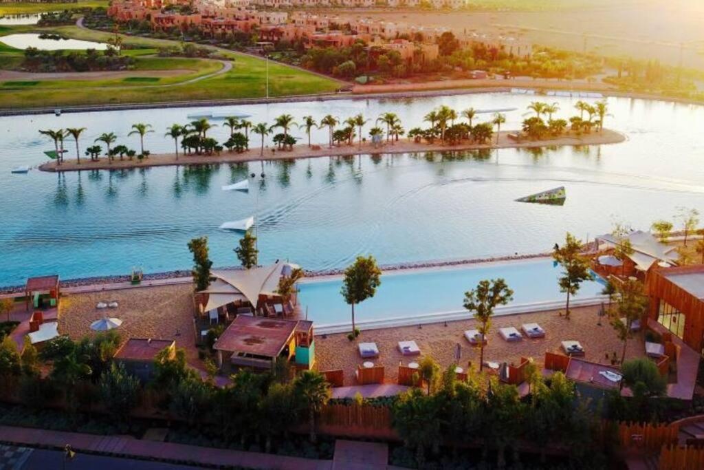 una vista aérea de una gran piscina con un complejo en Villa Marrakech piscine privée vue sur Golf&Atlas, en Marrakech