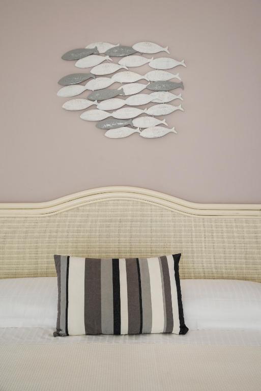 A bed or beds in a room at Hotel Roxy & Beach