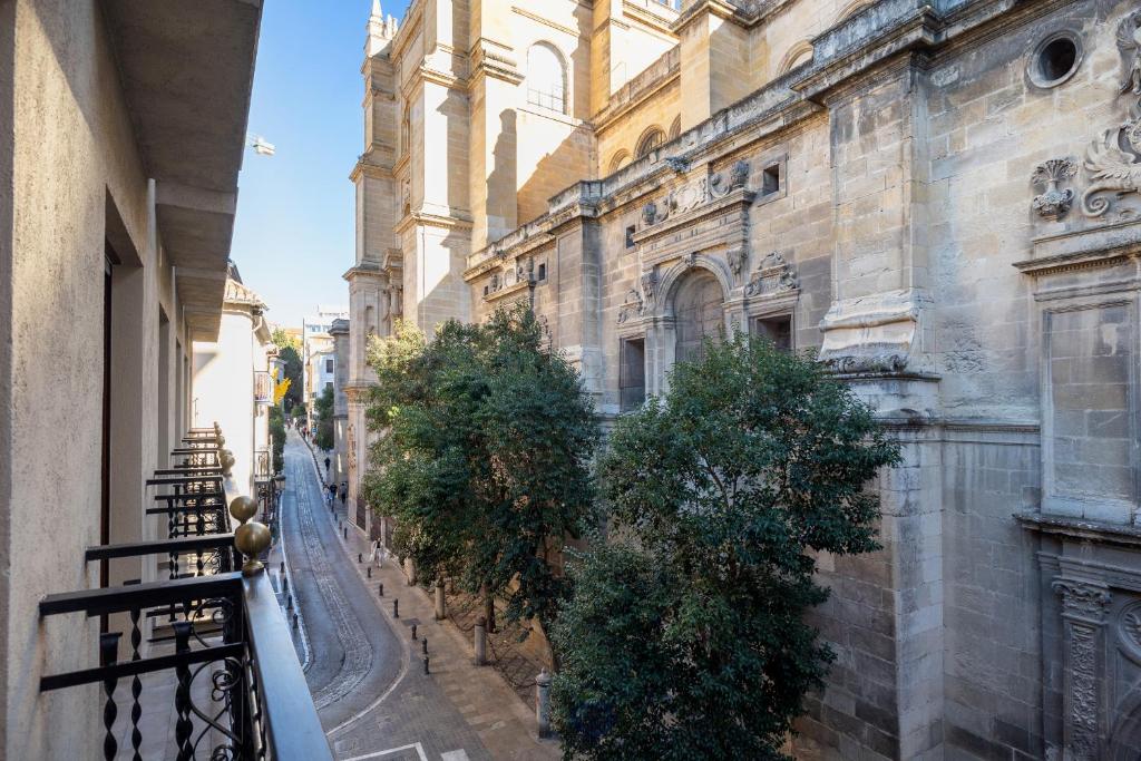 un bâtiment avec des arbres au bord d'une rue dans l'établissement San Jerónimo Catedral 2BR, à Grenade