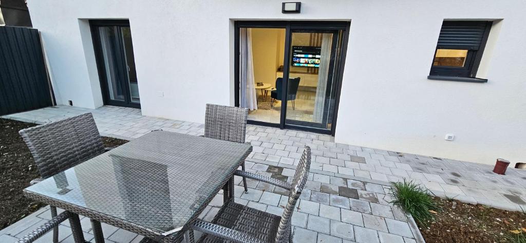 Balkón nebo terasa v ubytování Apartments Lisinski - Private parking