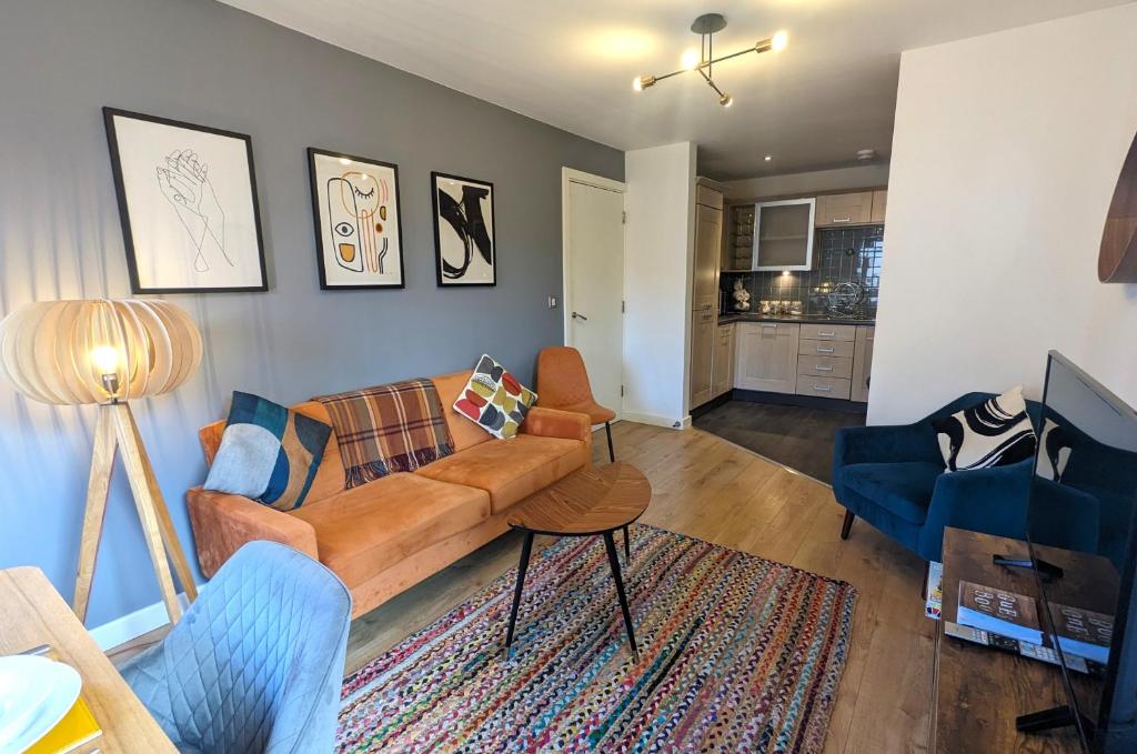 Posezení v ubytování Stunning Modern Coventry City Centre Apartment