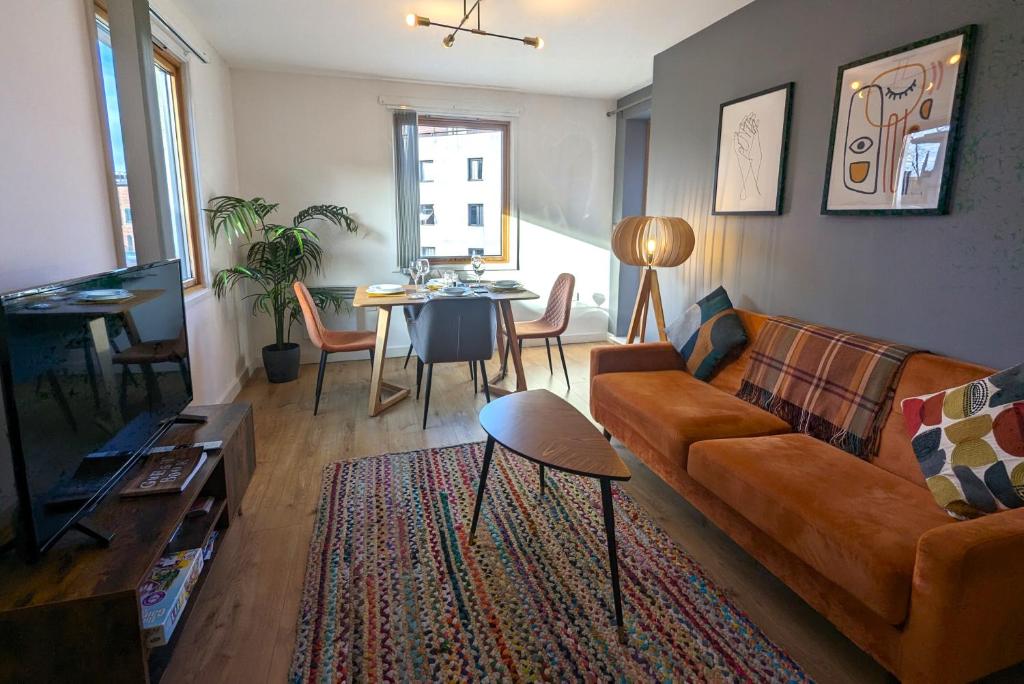Posezení v ubytování Stunning Modern Coventry City Centre Apartment