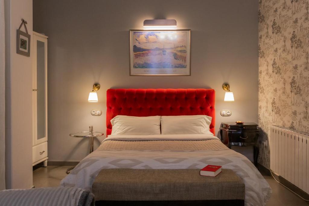 een bed met een rood hoofdeinde in een slaapkamer bij Luna in Hervás
