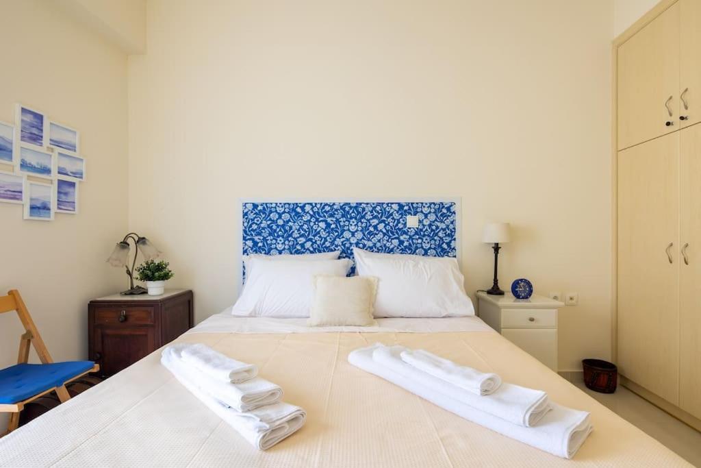 Postel nebo postele na pokoji v ubytování Zenios Rafina - Sea View Rental with Easy Access to the Islands