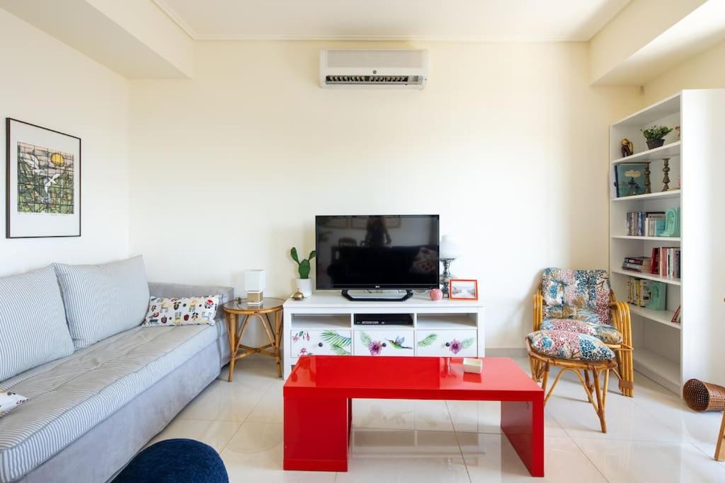 TV a/nebo společenská místnost v ubytování Zenios Rafina - Sea View Rental with Easy Access to the Islands